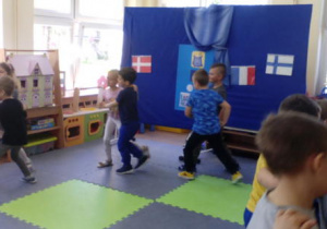 Dzieci tańczące polkę pochodzącą z Czech.